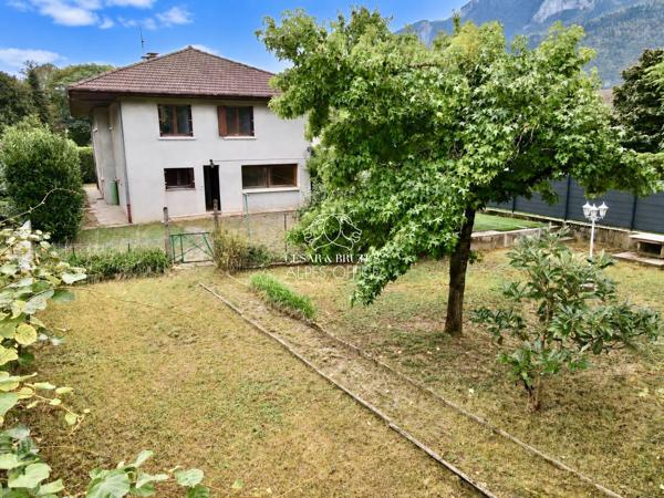 Bonneville – Maison à rénover – 236 m² au total – 3 appartements soit 9 pièces dont 5 chambres – Terrain plat de 900 m²