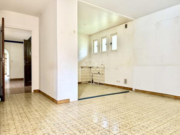 Bonneville – Maison à rénover – 236 m² au total – 3 appartements soit 9 pièces dont 5 chambres – Terrain plat de 900 m²