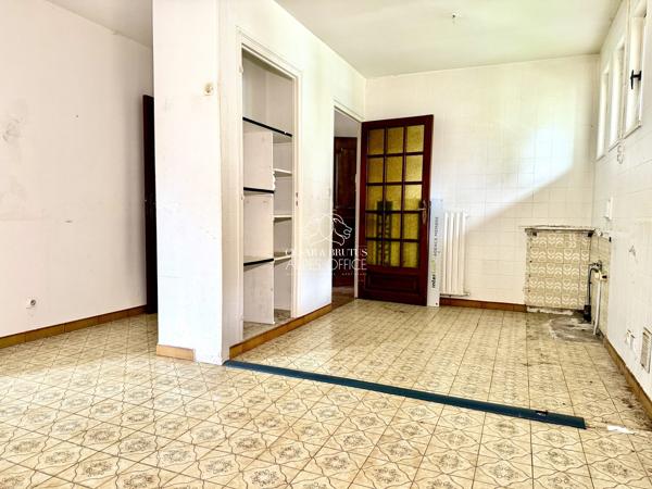 Bonneville – Maison à rénover – 236 m² au total – 3 appartements soit 9 pièces dont 5 chambres – Terrain plat de 900 m²