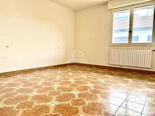 Bonneville – Maison à rénover – 236 m² au total – 3 appartements soit 9 pièces dont 5 chambres – Terrain plat de 900 m²
