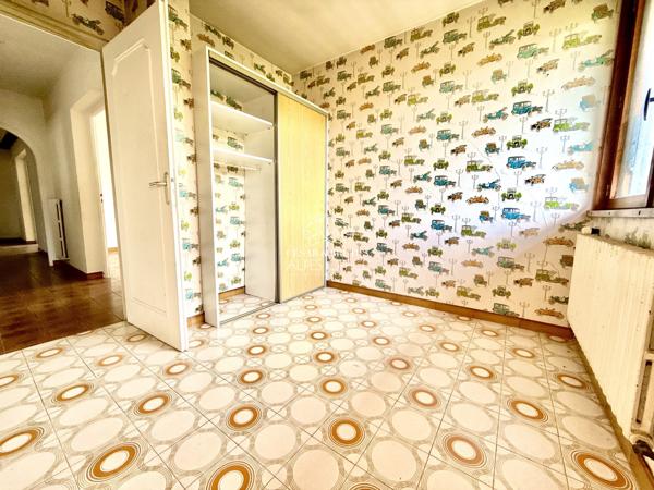 Bonneville – Maison à rénover – 236 m² au total – 3 appartements soit 9 pièces dont 5 chambres – Terrain plat de 900 m²