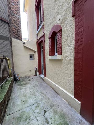 a vendre type 2 avec cour