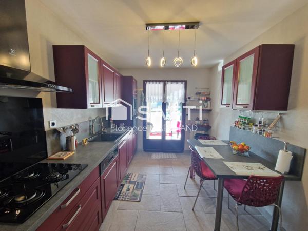 PLAIN-PIED 3 CHAMBRES GRAND JARDIN TRAVERSANT PISCINE