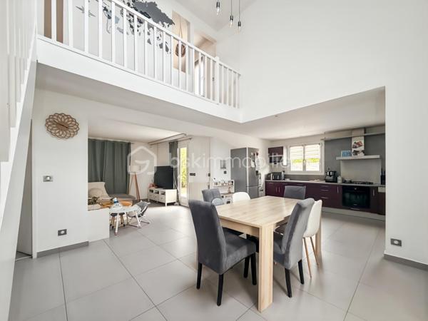 🏡 Maison contemporaine familiale — Sous-sol total — Terrain 532 m² - 119 m² habitables / 231 m² utiles

À l'abri des regards, implantée en seconde position sur un terrain de 532 m², cette maison contemporaine offre un cadre de vie paisible, lumineux et particulièrement fonctionnel — avec un vrai potentiel d'évolution.

✨ Rez-de-chaussée
Superbe double séjour cathédrale, très lumineux
Ouverture directe sur une terrasse de 57 m²
Cuisine moderne ouverte, entièrement aménagée et équipée
2 chambres
Salle d'eau + WC indépendant
Vie de plain-pied possible

✨ Étage
2 chambres supplémentaires
Salle de bain avec WC
Pièce palière modulable (bureau, dressing, coin lecture, salle de jeux…)

✨ Sous-sol total — un vrai atout
Double garage
Buanderie
Atelier
Nombreux rangements
Bureau avec accès indépendant
➡️ Autant de possibilités : activité professionnelle, logement indépendant, investissement locatif, ou espace supplémentaire pour une grande famille.

🌳 Extérieur
Terrain de 532 m², facile d'entretien
4 places de stationnement

⚡ Performance énergétique
DPE B
Isolation extérieure récente
Pompe à chaleur air/eau
Ballon thermodynamique
Confort thermique optimal et économies d'énergie garanties.

Une maison complète, lumineuse et évolutive — idéale pour une famille, un projet professionnel ou un investissement.
📞 Contactez-moi pour plus d'informations ou pour organiser une visite.