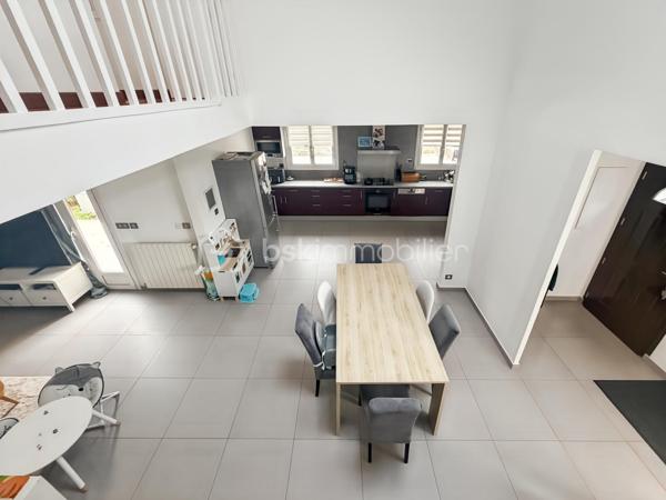 🏡 Maison contemporaine familiale — Sous-sol total — Terrain 532 m² - 119 m² habitables / 231 m² utiles

À l'abri des regards, implantée en seconde position sur un terrain de 532 m², cette maison contemporaine offre un cadre de vie paisible, lumineux et particulièrement fonctionnel — avec un vrai potentiel d'évolution.

✨ Rez-de-chaussée
Superbe double séjour cathédrale, très lumineux
Ouverture directe sur une terrasse de 57 m²
Cuisine moderne ouverte, entièrement aménagée et équipée
2 chambres
Salle d'eau + WC indépendant
Vie de plain-pied possible

✨ Étage
2 chambres supplémentaires
Salle de bain avec WC
Pièce palière modulable (bureau, dressing, coin lecture, salle de jeux…)

✨ Sous-sol total — un vrai atout
Double garage
Buanderie
Atelier
Nombreux rangements
Bureau avec accès indépendant
➡️ Autant de possibilités : activité professionnelle, logement indépendant, investissement locatif, ou espace supplémentaire pour une grande famille.

🌳 Extérieur
Terrain de 532 m², facile d'entretien
4 places de stationnement

⚡ Performance énergétique
DPE B
Isolation extérieure récente
Pompe à chaleur air/eau
Ballon thermodynamique
Confort thermique optimal et économies d'énergie garanties.

Une maison complète, lumineuse et évolutive — idéale pour une famille, un projet professionnel ou un investissement.
📞 Contactez-moi pour plus d'informations ou pour organiser une visite.