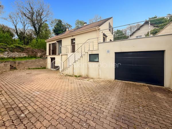 🏡 Maison contemporaine familiale — Sous-sol total — Terrain 532 m² - 119 m² habitables / 231 m² utiles

À l'abri des regards, implantée en seconde position sur un terrain de 532 m², cette maison contemporaine offre un cadre de vie paisible, lumineux et particulièrement fonctionnel — avec un vrai potentiel d'évolution.

✨ Rez-de-chaussée
Superbe double séjour cathédrale, très lumineux
Ouverture directe sur une terrasse de 57 m²
Cuisine moderne ouverte, entièrement aménagée et équipée
2 chambres
Salle d'eau + WC indépendant
Vie de plain-pied possible

✨ Étage
2 chambres supplémentaires
Salle de bain avec WC
Pièce palière modulable (bureau, dressing, coin lecture, salle de jeux…)

✨ Sous-sol total — un vrai atout
Double garage
Buanderie
Atelier
Nombreux rangements
Bureau avec accès indépendant
➡️ Autant de possibilités : activité professionnelle, logement indépendant, investissement locatif, ou espace supplémentaire pour une grande famille.

🌳 Extérieur
Terrain de 532 m², facile d'entretien
4 places de stationnement

⚡ Performance énergétique
DPE B
Isolation extérieure récente
Pompe à chaleur air/eau
Ballon thermodynamique
Confort thermique optimal et économies d'énergie garanties.

Une maison complète, lumineuse et évolutive — idéale pour une famille, un projet professionnel ou un investissement.
📞 Contactez-moi pour plus d'informations ou pour organiser une visite.