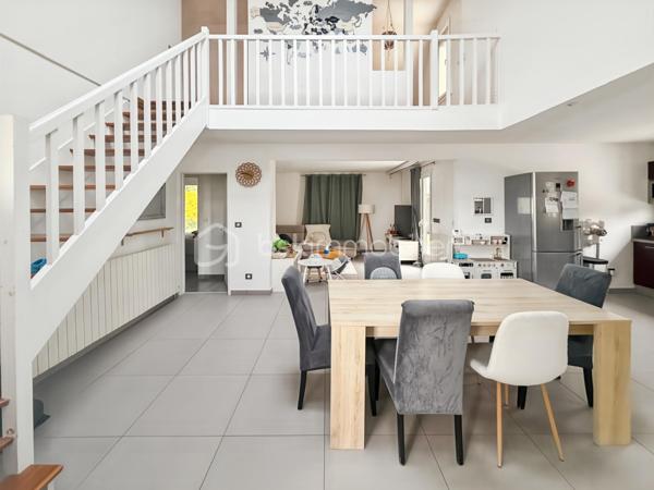 🏡 Maison contemporaine familiale — Sous-sol total — Terrain 532 m² - 119 m² habitables / 231 m² utiles

À l'abri des regards, implantée en seconde position sur un terrain de 532 m², cette maison contemporaine offre un cadre de vie paisible, lumineux et particulièrement fonctionnel — avec un vrai potentiel d'évolution.

✨ Rez-de-chaussée
Superbe double séjour cathédrale, très lumineux
Ouverture directe sur une terrasse de 57 m²
Cuisine moderne ouverte, entièrement aménagée et équipée
2 chambres
Salle d'eau + WC indépendant
Vie de plain-pied possible

✨ Étage
2 chambres supplémentaires
Salle de bain avec WC
Pièce palière modulable (bureau, dressing, coin lecture, salle de jeux…)

✨ Sous-sol total — un vrai atout
Double garage
Buanderie
Atelier
Nombreux rangements
Bureau avec accès indépendant
➡️ Autant de possibilités : activité professionnelle, logement indépendant, investissement locatif, ou espace supplémentaire pour une grande famille.

🌳 Extérieur
Terrain de 532 m², facile d'entretien
4 places de stationnement

⚡ Performance énergétique
DPE B
Isolation extérieure récente
Pompe à chaleur air/eau
Ballon thermodynamique
Confort thermique optimal et économies d'énergie garanties.

Une maison complète, lumineuse et évolutive — idéale pour une famille, un projet professionnel ou un investissement.
📞 Contactez-moi pour plus d'informations ou pour organiser une visite.