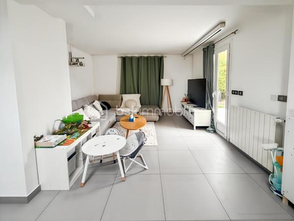 🏡 Maison contemporaine familiale — Sous-sol total — Terrain 532 m² - 119 m² habitables / 231 m² utiles

À l'abri des regards, implantée en seconde position sur un terrain de 532 m², cette maison contemporaine offre un cadre de vie paisible, lumineux et particulièrement fonctionnel — avec un vrai potentiel d'évolution.

✨ Rez-de-chaussée
Superbe double séjour cathédrale, très lumineux
Ouverture directe sur une terrasse de 57 m²
Cuisine moderne ouverte, entièrement aménagée et équipée
2 chambres
Salle d'eau + WC indépendant
Vie de plain-pied possible

✨ Étage
2 chambres supplémentaires
Salle de bain avec WC
Pièce palière modulable (bureau, dressing, coin lecture, salle de jeux…)

✨ Sous-sol total — un vrai atout
Double garage
Buanderie
Atelier
Nombreux rangements
Bureau avec accès indépendant
➡️ Autant de possibilités : activité professionnelle, logement indépendant, investissement locatif, ou espace supplémentaire pour une grande famille.

🌳 Extérieur
Terrain de 532 m², facile d'entretien
4 places de stationnement

⚡ Performance énergétique
DPE B
Isolation extérieure récente
Pompe à chaleur air/eau
Ballon thermodynamique
Confort thermique optimal et économies d'énergie garanties.

Une maison complète, lumineuse et évolutive — idéale pour une famille, un projet professionnel ou un investissement.
📞 Contactez-moi pour plus d'informations ou pour organiser une visite.