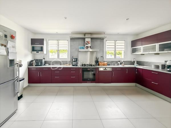 🏡 Maison contemporaine familiale — Sous-sol total — Terrain 532 m² - 119 m² habitables / 231 m² utiles

À l'abri des regards, implantée en seconde position sur un terrain de 532 m², cette maison contemporaine offre un cadre de vie paisible, lumineux et particulièrement fonctionnel — avec un vrai potentiel d'évolution.

✨ Rez-de-chaussée
Superbe double séjour cathédrale, très lumineux
Ouverture directe sur une terrasse de 57 m²
Cuisine moderne ouverte, entièrement aménagée et équipée
2 chambres
Salle d'eau + WC indépendant
Vie de plain-pied possible

✨ Étage
2 chambres supplémentaires
Salle de bain avec WC
Pièce palière modulable (bureau, dressing, coin lecture, salle de jeux…)

✨ Sous-sol total — un vrai atout
Double garage
Buanderie
Atelier
Nombreux rangements
Bureau avec accès indépendant
➡️ Autant de possibilités : activité professionnelle, logement indépendant, investissement locatif, ou espace supplémentaire pour une grande famille.

🌳 Extérieur
Terrain de 532 m², facile d'entretien
4 places de stationnement

⚡ Performance énergétique
DPE B
Isolation extérieure récente
Pompe à chaleur air/eau
Ballon thermodynamique
Confort thermique optimal et économies d'énergie garanties.

Une maison complète, lumineuse et évolutive — idéale pour une famille, un projet professionnel ou un investissement.
📞 Contactez-moi pour plus d'informations ou pour organiser une visite.