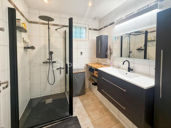 🏡 Maison contemporaine familiale — Sous-sol total — Terrain 532 m² - 119 m² habitables / 231 m² utiles

À l'abri des regards, implantée en seconde position sur un terrain de 532 m², cette maison contemporaine offre un cadre de vie paisible, lumineux et particulièrement fonctionnel — avec un vrai potentiel d'évolution.

✨ Rez-de-chaussée
Superbe double séjour cathédrale, très lumineux
Ouverture directe sur une terrasse de 57 m²
Cuisine moderne ouverte, entièrement aménagée et équipée
2 chambres
Salle d'eau + WC indépendant
Vie de plain-pied possible

✨ Étage
2 chambres supplémentaires
Salle de bain avec WC
Pièce palière modulable (bureau, dressing, coin lecture, salle de jeux…)

✨ Sous-sol total — un vrai atout
Double garage
Buanderie
Atelier
Nombreux rangements
Bureau avec accès indépendant
➡️ Autant de possibilités : activité professionnelle, logement indépendant, investissement locatif, ou espace supplémentaire pour une grande famille.

🌳 Extérieur
Terrain de 532 m², facile d'entretien
4 places de stationnement

⚡ Performance énergétique
DPE B
Isolation extérieure récente
Pompe à chaleur air/eau
Ballon thermodynamique
Confort thermique optimal et économies d'énergie garanties.

Une maison complète, lumineuse et évolutive — idéale pour une famille, un projet professionnel ou un investissement.
📞 Contactez-moi pour plus d'informations ou pour organiser une visite.