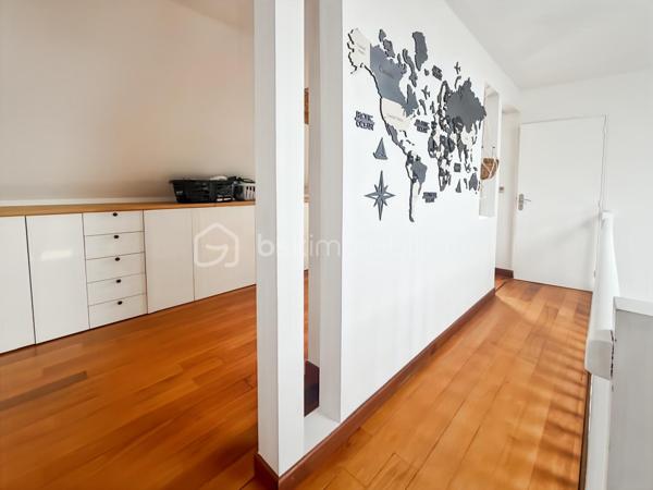 🏡 Maison contemporaine familiale — Sous-sol total — Terrain 532 m² - 119 m² habitables / 231 m² utiles

À l'abri des regards, implantée en seconde position sur un terrain de 532 m², cette maison contemporaine offre un cadre de vie paisible, lumineux et particulièrement fonctionnel — avec un vrai potentiel d'évolution.

✨ Rez-de-chaussée
Superbe double séjour cathédrale, très lumineux
Ouverture directe sur une terrasse de 57 m²
Cuisine moderne ouverte, entièrement aménagée et équipée
2 chambres
Salle d'eau + WC indépendant
Vie de plain-pied possible

✨ Étage
2 chambres supplémentaires
Salle de bain avec WC
Pièce palière modulable (bureau, dressing, coin lecture, salle de jeux…)

✨ Sous-sol total — un vrai atout
Double garage
Buanderie
Atelier
Nombreux rangements
Bureau avec accès indépendant
➡️ Autant de possibilités : activité professionnelle, logement indépendant, investissement locatif, ou espace supplémentaire pour une grande famille.

🌳 Extérieur
Terrain de 532 m², facile d'entretien
4 places de stationnement

⚡ Performance énergétique
DPE B
Isolation extérieure récente
Pompe à chaleur air/eau
Ballon thermodynamique
Confort thermique optimal et économies d'énergie garanties.

Une maison complète, lumineuse et évolutive — idéale pour une famille, un projet professionnel ou un investissement.
📞 Contactez-moi pour plus d'informations ou pour organiser une visite.