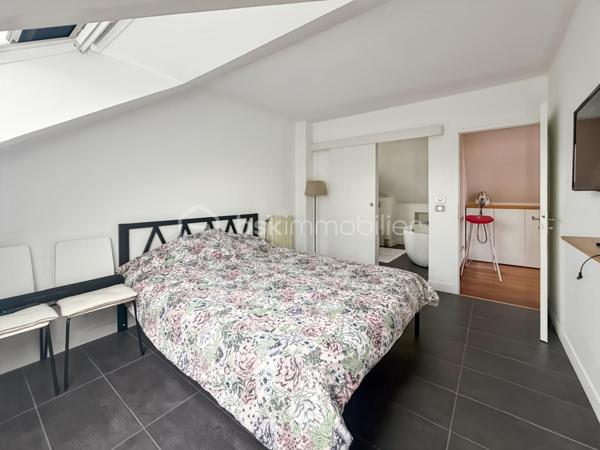 🏡 Maison contemporaine familiale — Sous-sol total — Terrain 532 m² - 119 m² habitables / 231 m² utiles

À l'abri des regards, implantée en seconde position sur un terrain de 532 m², cette maison contemporaine offre un cadre de vie paisible, lumineux et particulièrement fonctionnel — avec un vrai potentiel d'évolution.

✨ Rez-de-chaussée
Superbe double séjour cathédrale, très lumineux
Ouverture directe sur une terrasse de 57 m²
Cuisine moderne ouverte, entièrement aménagée et équipée
2 chambres
Salle d'eau + WC indépendant
Vie de plain-pied possible

✨ Étage
2 chambres supplémentaires
Salle de bain avec WC
Pièce palière modulable (bureau, dressing, coin lecture, salle de jeux…)

✨ Sous-sol total — un vrai atout
Double garage
Buanderie
Atelier
Nombreux rangements
Bureau avec accès indépendant
➡️ Autant de possibilités : activité professionnelle, logement indépendant, investissement locatif, ou espace supplémentaire pour une grande famille.

🌳 Extérieur
Terrain de 532 m², facile d'entretien
4 places de stationnement

⚡ Performance énergétique
DPE B
Isolation extérieure récente
Pompe à chaleur air/eau
Ballon thermodynamique
Confort thermique optimal et économies d'énergie garanties.

Une maison complète, lumineuse et évolutive — idéale pour une famille, un projet professionnel ou un investissement.
📞 Contactez-moi pour plus d'informations ou pour organiser une visite.