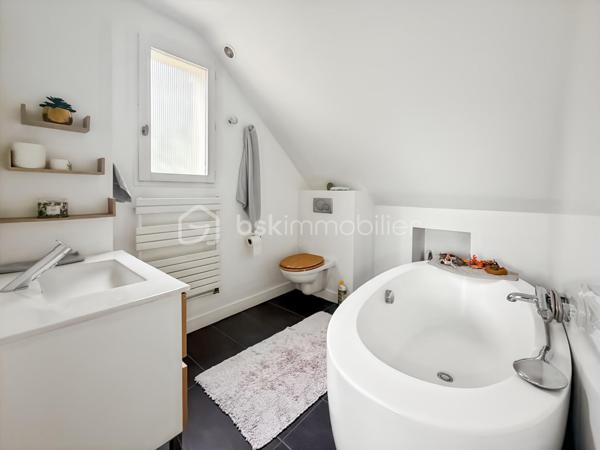 🏡 Maison contemporaine familiale — Sous-sol total — Terrain 532 m² - 119 m² habitables / 231 m² utiles

À l'abri des regards, implantée en seconde position sur un terrain de 532 m², cette maison contemporaine offre un cadre de vie paisible, lumineux et particulièrement fonctionnel — avec un vrai potentiel d'évolution.

✨ Rez-de-chaussée
Superbe double séjour cathédrale, très lumineux
Ouverture directe sur une terrasse de 57 m²
Cuisine moderne ouverte, entièrement aménagée et équipée
2 chambres
Salle d'eau + WC indépendant
Vie de plain-pied possible

✨ Étage
2 chambres supplémentaires
Salle de bain avec WC
Pièce palière modulable (bureau, dressing, coin lecture, salle de jeux…)

✨ Sous-sol total — un vrai atout
Double garage
Buanderie
Atelier
Nombreux rangements
Bureau avec accès indépendant
➡️ Autant de possibilités : activité professionnelle, logement indépendant, investissement locatif, ou espace supplémentaire pour une grande famille.

🌳 Extérieur
Terrain de 532 m², facile d'entretien
4 places de stationnement

⚡ Performance énergétique
DPE B
Isolation extérieure récente
Pompe à chaleur air/eau
Ballon thermodynamique
Confort thermique optimal et économies d'énergie garanties.

Une maison complète, lumineuse et évolutive — idéale pour une famille, un projet professionnel ou un investissement.
📞 Contactez-moi pour plus d'informations ou pour organiser une visite.