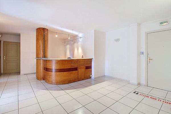À LOUER - LOCAUX PROFESSIONNELS / BUREAUX 93m² - DRAGUIGNAN CENTRE-VILLE