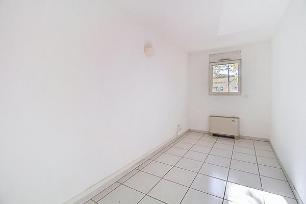 À LOUER - LOCAUX PROFESSIONNELS / BUREAUX 93m² - DRAGUIGNAN CENTRE-VILLE
