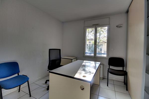 À LOUER - LOCAUX PROFESSIONNELS / BUREAUX 93m² - DRAGUIGNAN CENTRE-VILLE