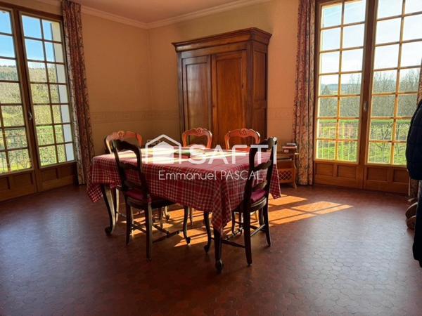 Maison (petit immeuble) découpée en plusieurs appartements avec grand terrain-Monopropriété