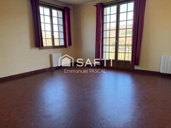 Maison (petit immeuble) découpée en plusieurs appartements avec grand terrain-Monopropriété