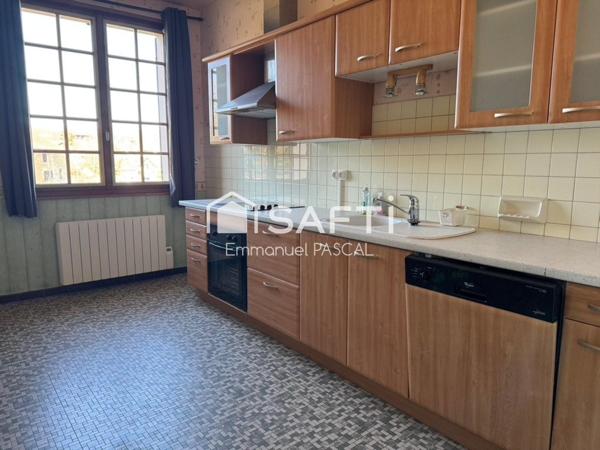 Maison (petit immeuble) découpée en plusieurs appartements avec grand terrain-Monopropriété