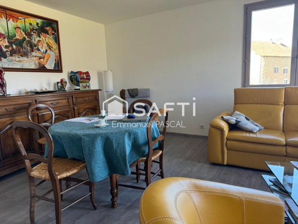 Maison (petit immeuble) découpée en plusieurs appartements avec grand terrain-Monopropriété