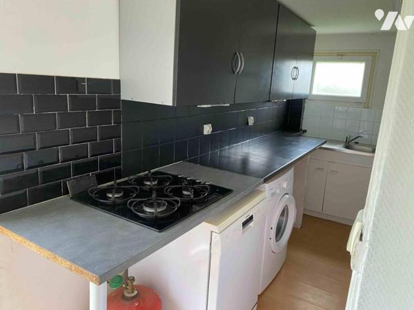 BRIOUZE 2kms tous commerces: en campagne, maison d'habitation sur 907 m² de terrain, 3 chambres.