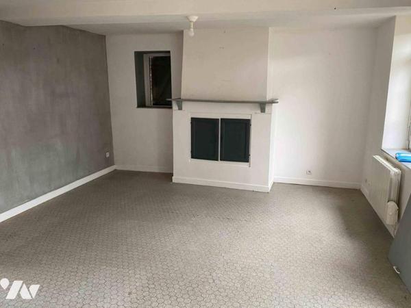 BRIOUZE 2kms tous commerces: en campagne, maison d'habitation sur 907 m² de terrain, 3 chambres.