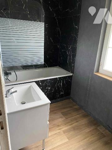 BRIOUZE 2kms tous commerces: en campagne, maison d'habitation sur 907 m² de terrain, 3 chambres.