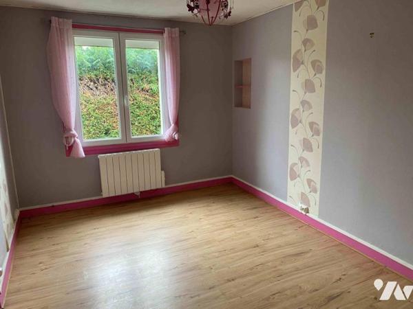 BRIOUZE 2kms tous commerces: en campagne, maison d'habitation sur 907 m² de terrain, 3 chambres.