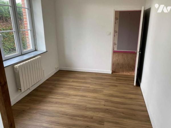 BRIOUZE 2kms tous commerces: en campagne, maison d'habitation sur 907 m² de terrain, 3 chambres.