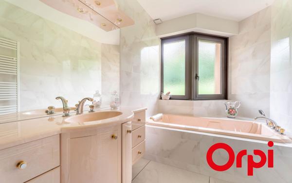 Maison à vendre    5 pièces • 210 m2 Saint-Genis-Laval