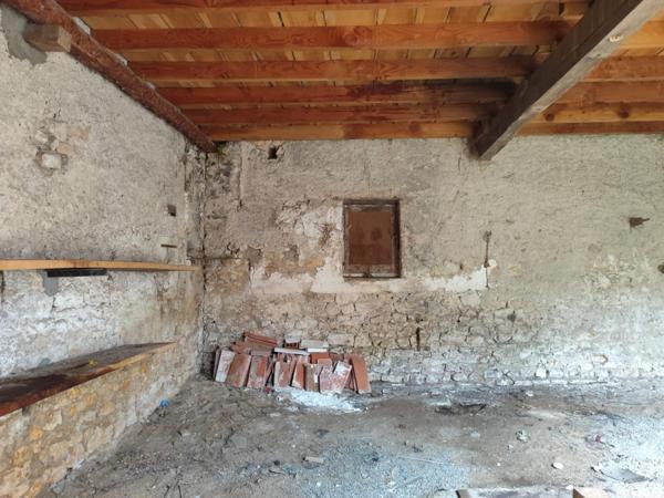 GRANGE -GARAGE - TERRAIN BIEN SITUE - ACCES FACILE