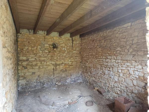 GRANGE -GARAGE - TERRAIN BIEN SITUE - ACCES FACILE