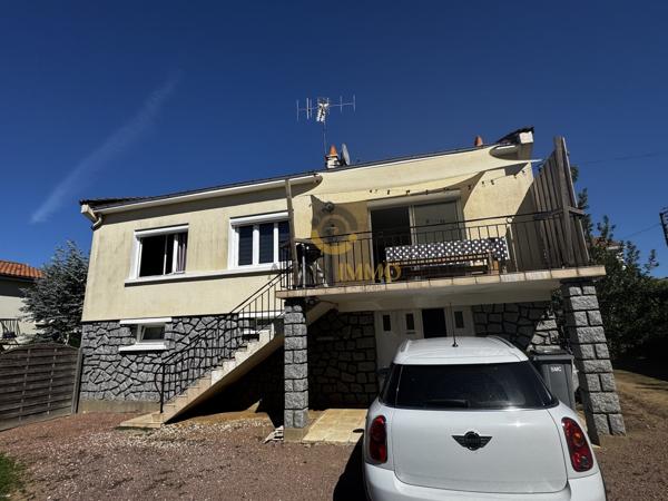 Belle maison avec balcon et sous-sol dans le bourg de Secondigny