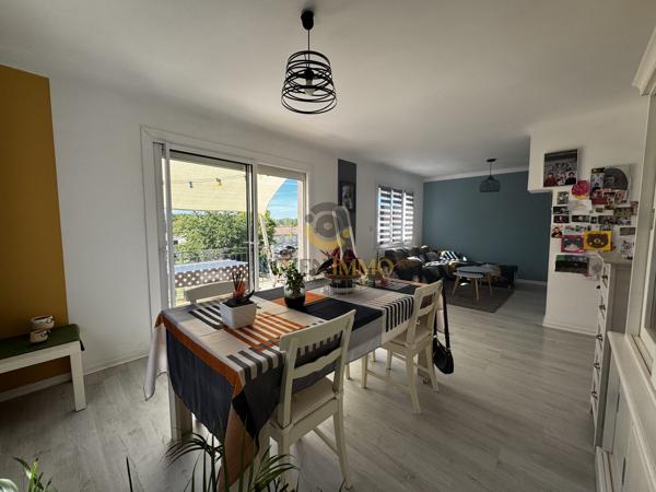 Belle maison avec balcon et sous-sol dans le bourg de Secondigny