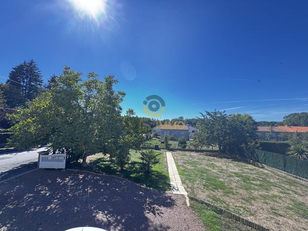 Belle maison avec balcon et sous-sol dans le bourg de Secondigny