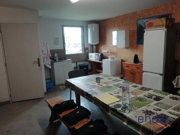 LOCAL ARTISANAL DE 524m²  avec 2200 m² de terrain!!