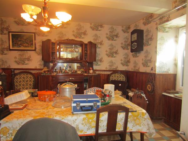 Audressein (09800) Grande maison de village avec annexes.