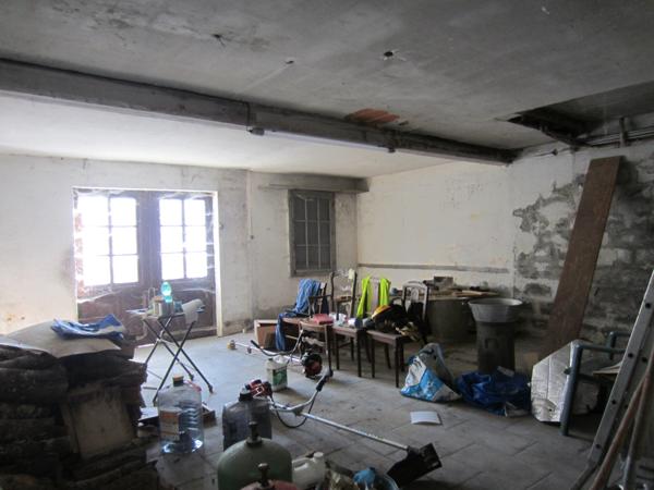 Audressein (09800) Grande maison de village avec annexes.