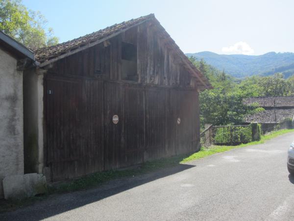 Audressein (09800) Grande maison de village avec annexes.