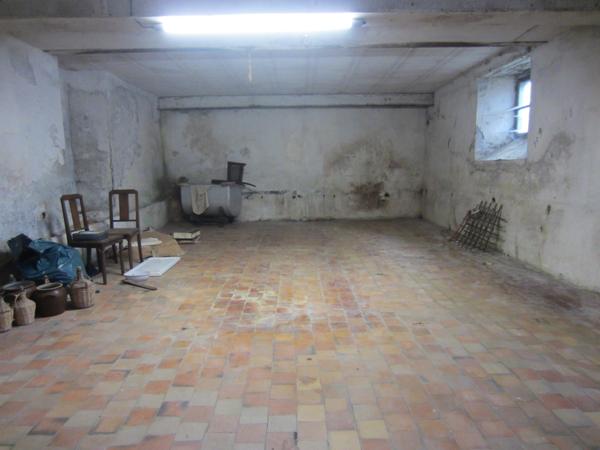 Audressein (09800) Grande maison de village avec annexes.