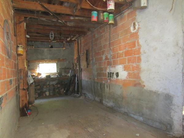 Audressein (09800) Grande maison de village avec annexes.