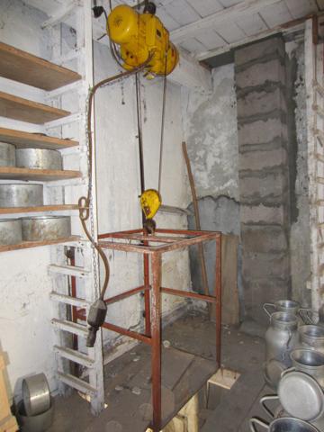 Audressein (09800) Grande maison de village avec annexes.