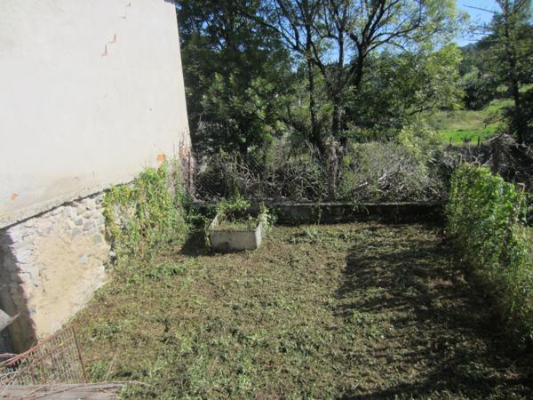 Audressein (09800) Grande maison de village avec annexes.