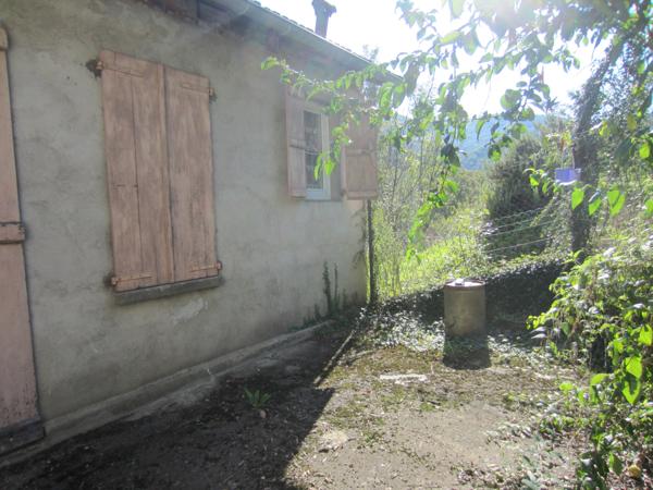 Audressein (09800) Grande maison de village avec annexes.