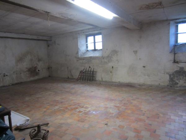 Audressein (09800) Grande maison de village avec annexes.