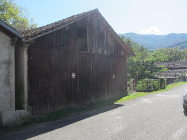 Audressein (09800) Grande maison de village avec annexes.