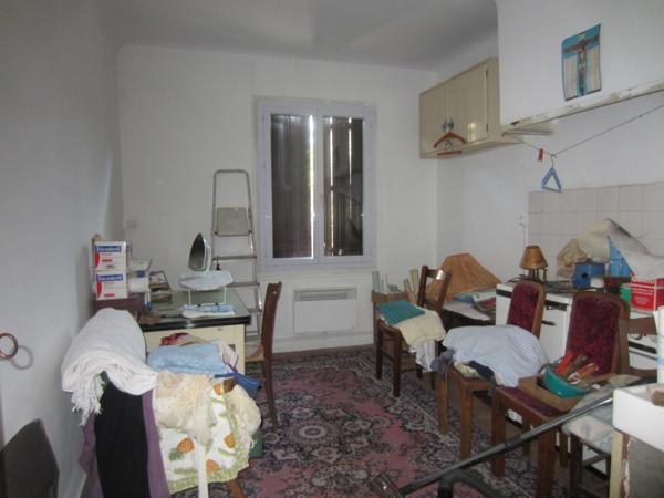 Audressein (09800) Grande maison de village avec annexes.