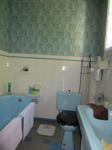 Audressein (09800) Grande maison de village avec annexes.