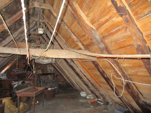 Audressein (09800) Grande maison de village avec annexes.