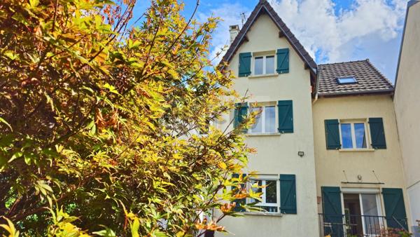 Maison
         6 pièces
        - 136 m² 750 000 € *